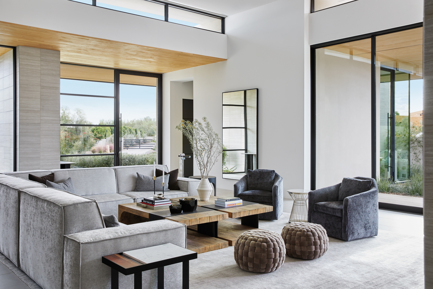 10 Ways to Create a Minimalist Living Room that Exudes Elegance