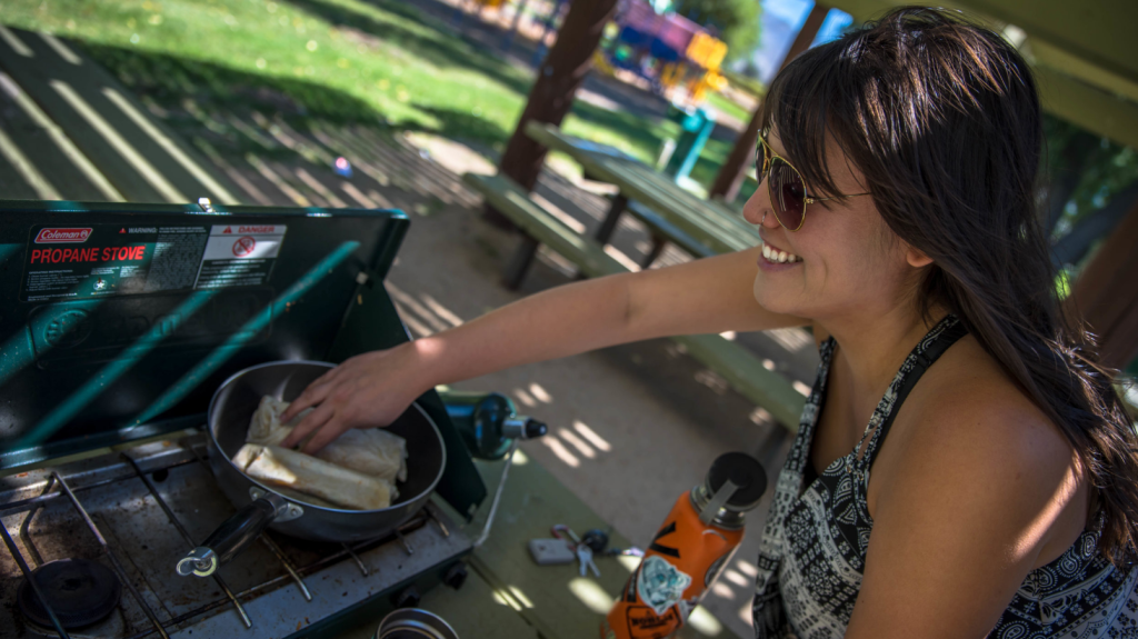 how-to-save-money-on-food-while-traveling